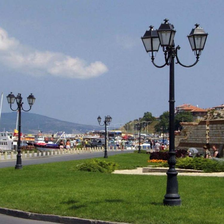 Παραδοσιακός αστικός φωτισμός σε παραλιακό έργο